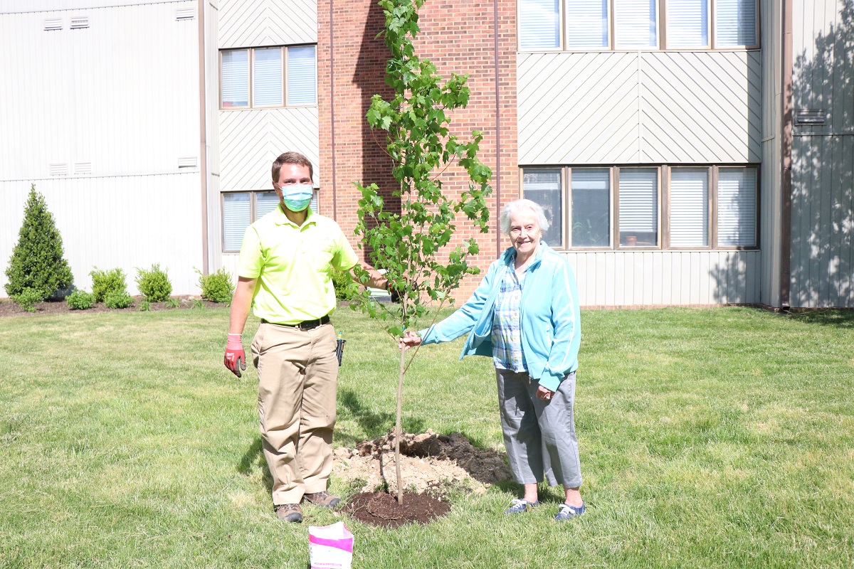 Lakewood Senior Living plant trees to recognize Arbor Day 4